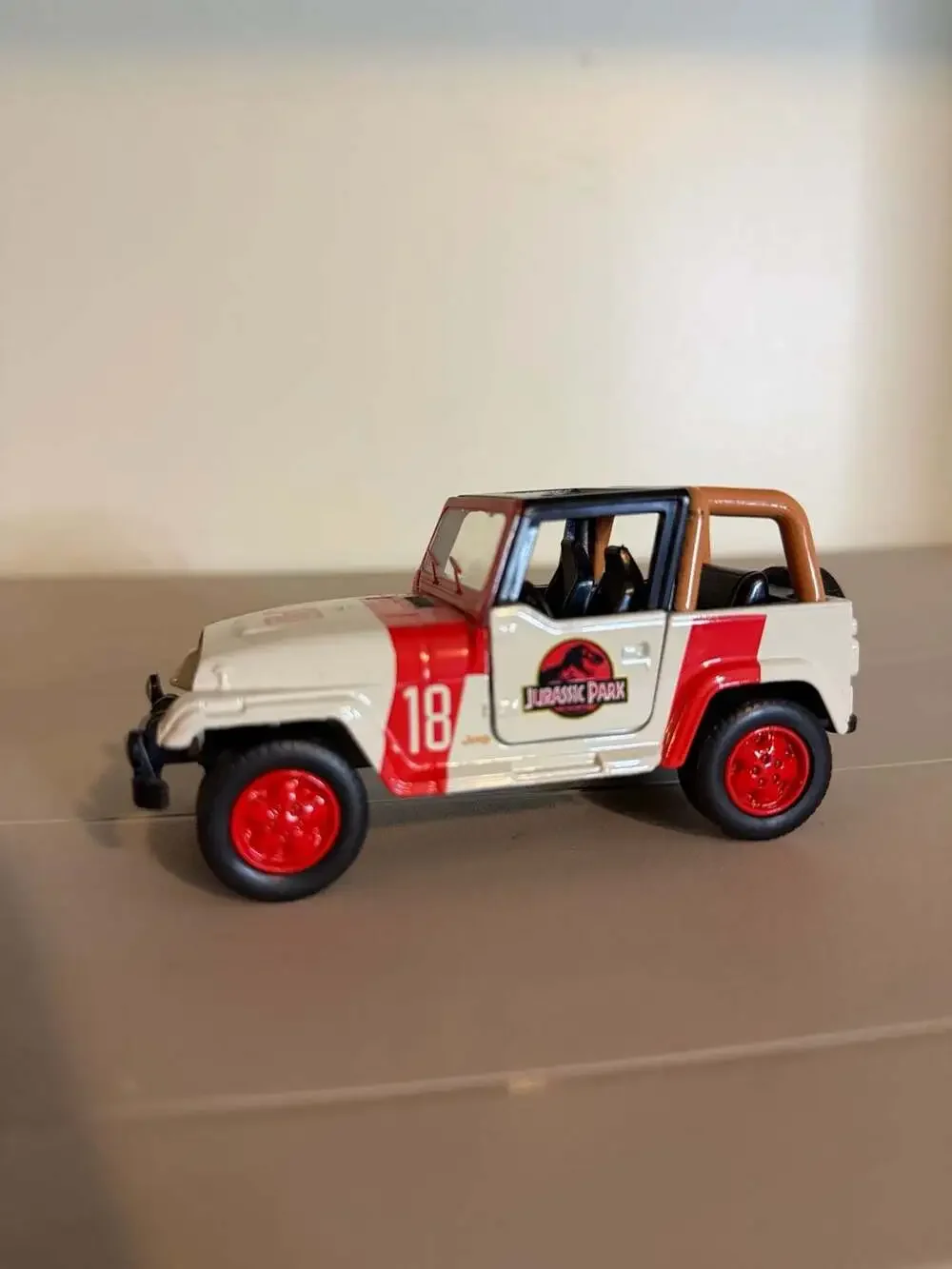 Jada Jurassic Park Jeep Wrangler 1:32 Die-Cast Pullback Car with Opening Doors,